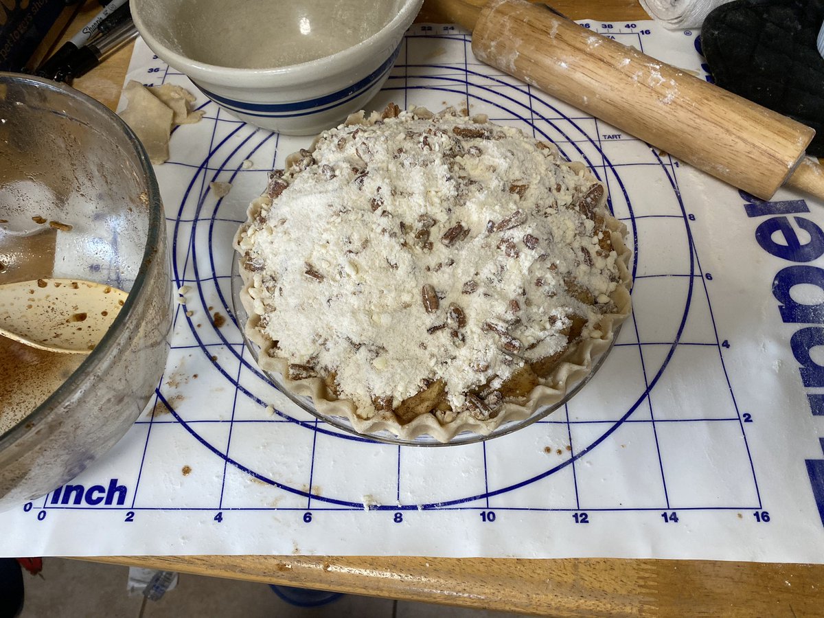 RxSQLKat's tweet image. The first of the holiday baking into the oven. Caramel apple pecan pie.