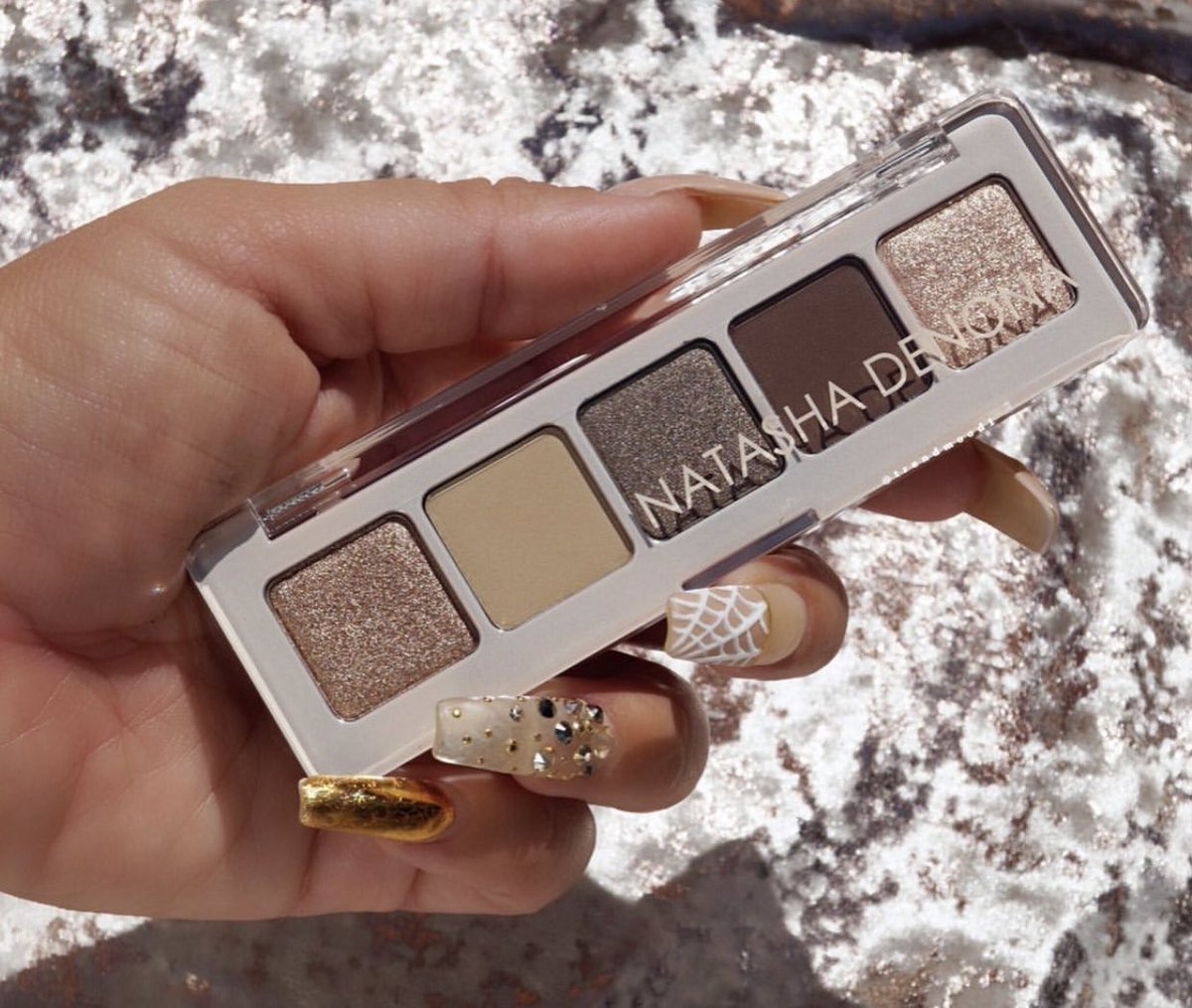 Trendmood's tweet photo. #REVEALED 🚨NEW! Mini! By @Natasha_Denona 😍🙌🏼🙀 and she is ready for the season ❄️ Cool tones nude palette, say hello to  The #MiniGlam #EyeshadowPalette ✨
Includes 5 beautiful, wearable shades $25 Online ➡️ TOMORROW @sephora https://t.co/tSXbyFSsfq