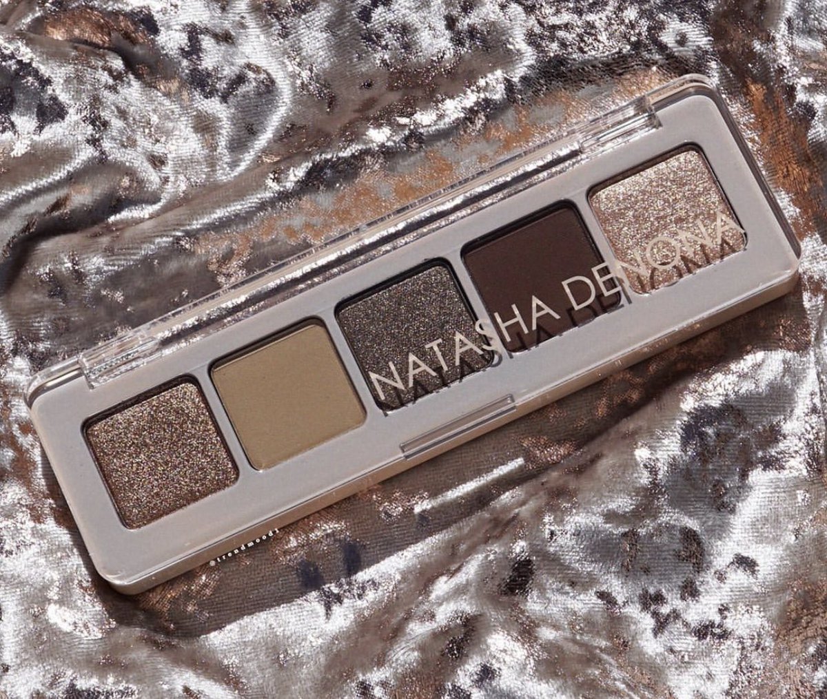 Trendmood's tweet photo. #REVEALED 🚨NEW! Mini! By @Natasha_Denona 😍🙌🏼🙀 and she is ready for the season ❄️ Cool tones nude palette, say hello to  The #MiniGlam #EyeshadowPalette ✨
Includes 5 beautiful, wearable shades $25 Online ➡️ TOMORROW @sephora https://t.co/tSXbyFSsfq
