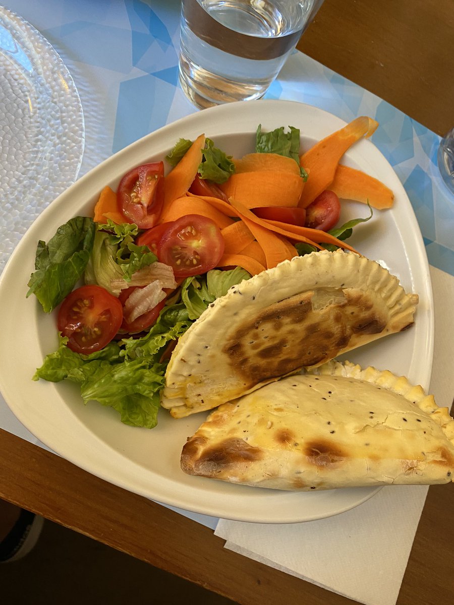 ENLmissD's tweet photo. Giving into the gluten free empanadas! Completely GF restaurant 👍 #notpaleo #thisisweird @ Sintaxis in Palermo https://t.co/3aQirMfwZ6
