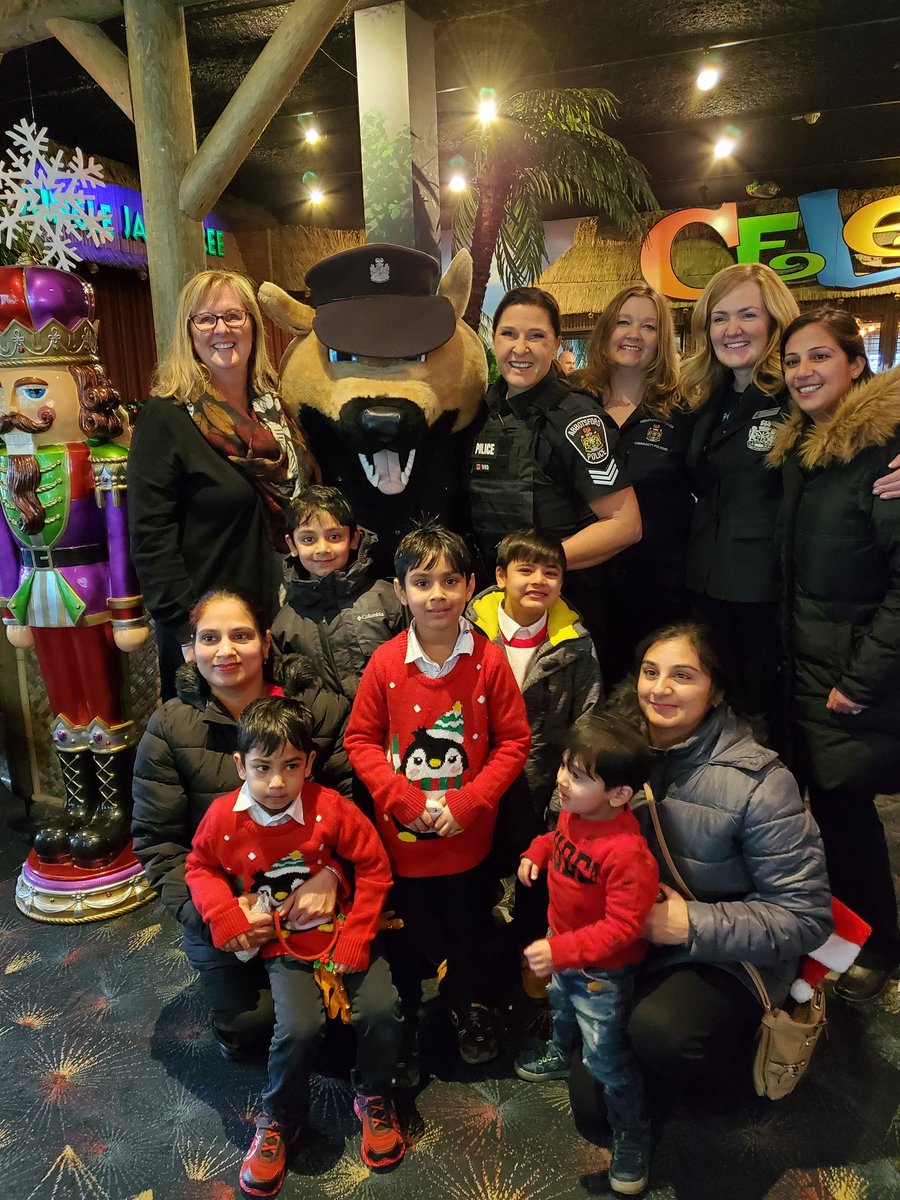 MikeSerr477's tweet photo. Thank-you everyone who came to Pizza & Popcorn with @AbbyPoliceDept. Over 400 kids dragged their parents & grandparents to #CastleFunPark for a great morning. Also thanks to the little girl for the wonderful card & everyone wishing #AbbyPD a safe Christmas. #MerryChristmas https://t.co/jmNuL90GQd