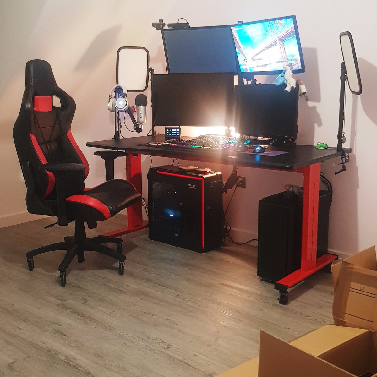 CyborgAngell's tweet photo. 🔴LIVE NOW!... from my new home 😭❤ ! 
Once again a HUGE THANK YOU to @HalberdDesks for completing this insanely beautiful setup! 😍

Come check it all out! \o/
⭐🌹  https://t.co/UDsxiCRdPA 🌹⭐ https://t.co/FFbNgHJ4YQ