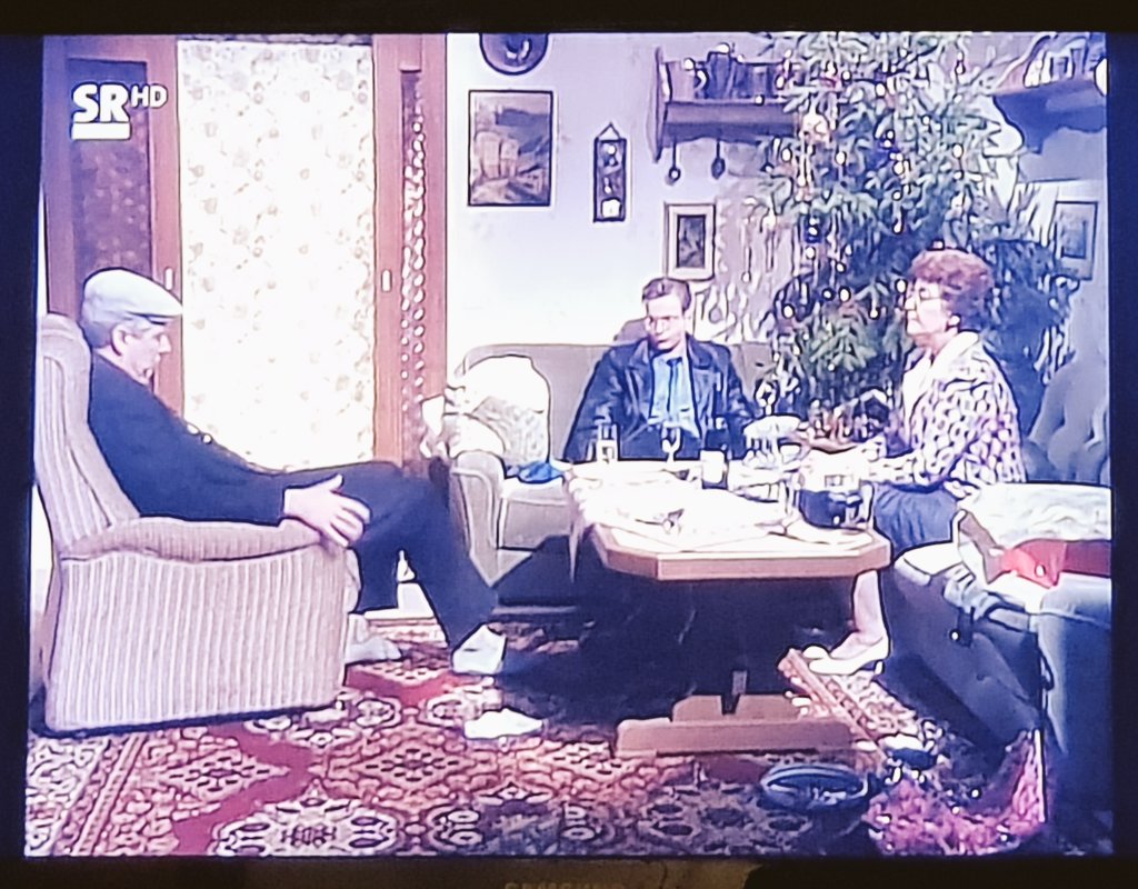 thkg00fy's tweet photo. In Germany we don't just say "Merry Christmas!" .. we say "Mir han ja gar koi Krischbaamschpitz dies Jahr!" and I think that's beautiful...  x'D 
#heinzbecker #babbele #sabbele #germancomedy https://t.co/6ur93FdcZB