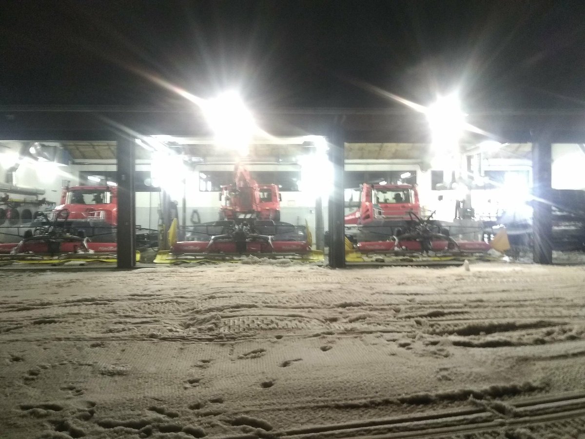 LesAnglesSki's tweet image. Après votre journée de ski 🎿 .... la nuit arrive.
La danse des dameuses peut commencer 😉 pour vous donner chaque jours des pistes impeccables !!
@LesAnglesSki @FranceMontagnes @FrenchPyrenees