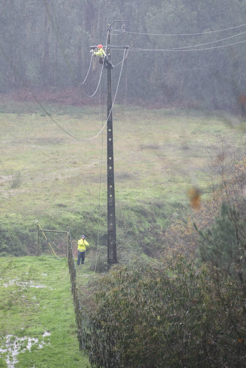 energyTorres's tweet photo. #provasuperada 💪 dias de enorme mobilização equipas #EDPDistribuição & parceiros para reposição #electricidade #tempestade #depressao #Elsa #Fabien #dedicacao #trabalho #competencia #servicopublico #autarquias #proteccaocivil #bombeiros #orgulho #EDP https://t.co/aHxD4uWQ9q