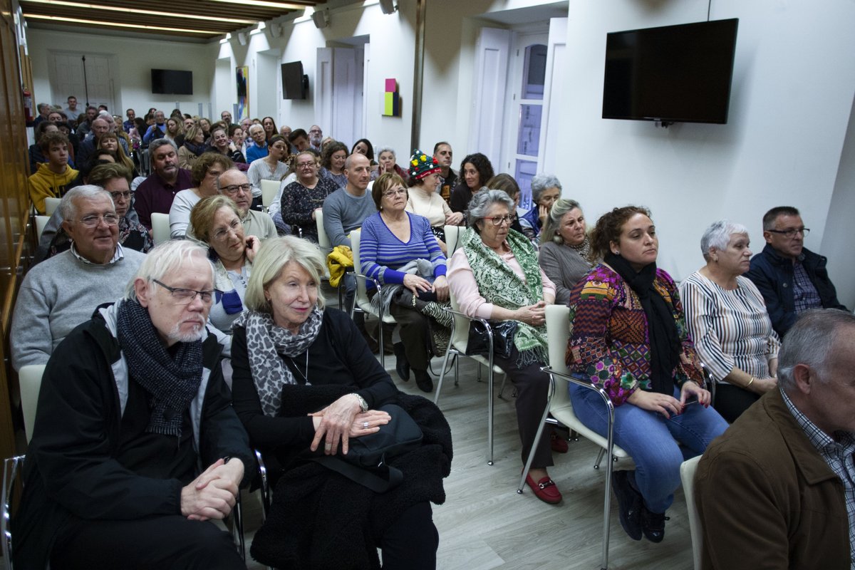 Cajasol's tweet photo. El programa de #villancicos flamencos de @Cajasol y @Cadiz_es cierra sus actuaciones con Nazaret y Aroa Cala cantándole a la Navidad, y #Gaditaneando, 'De gaditanas maneras' https://t.co/ZpjmjzD4Cb #GozosFCajasol https://t.co/wIlp6csdEi