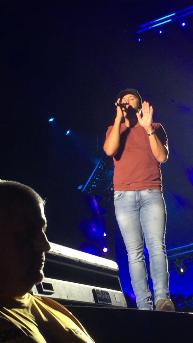 gillianKelley2's tweet photo. @LukeBryanOnline I love ya Luke!!!!! I miss seeing you on the #SunsetRepeatTour https://t.co/qUgp8LbTo6