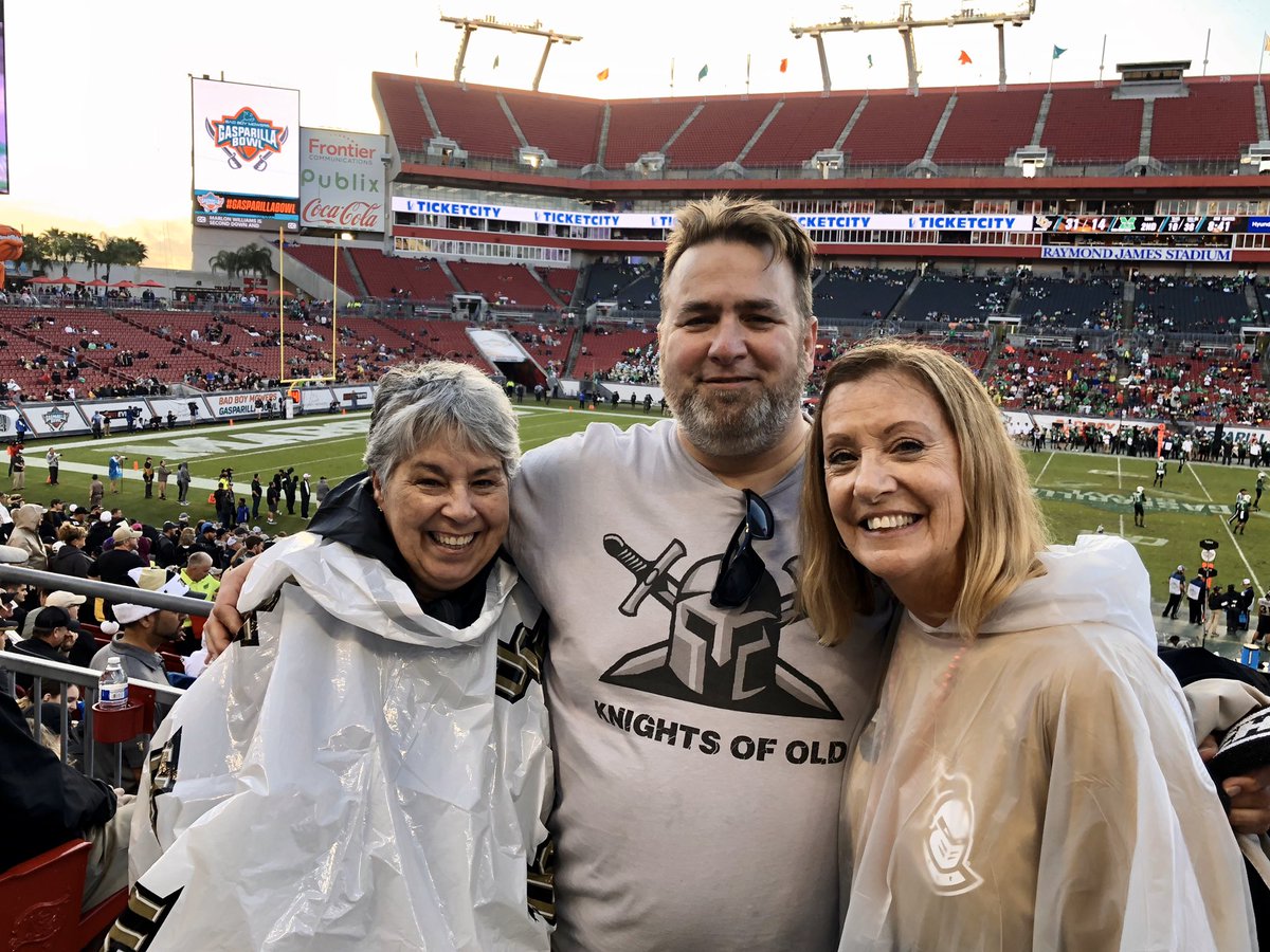 ucfgirl88's tweet photo. Hanging out with buddies @2letters2words &amp; @rizzuti594 #KnightsOfOld #TakeoverTampa https://t.co/nO00drGw86