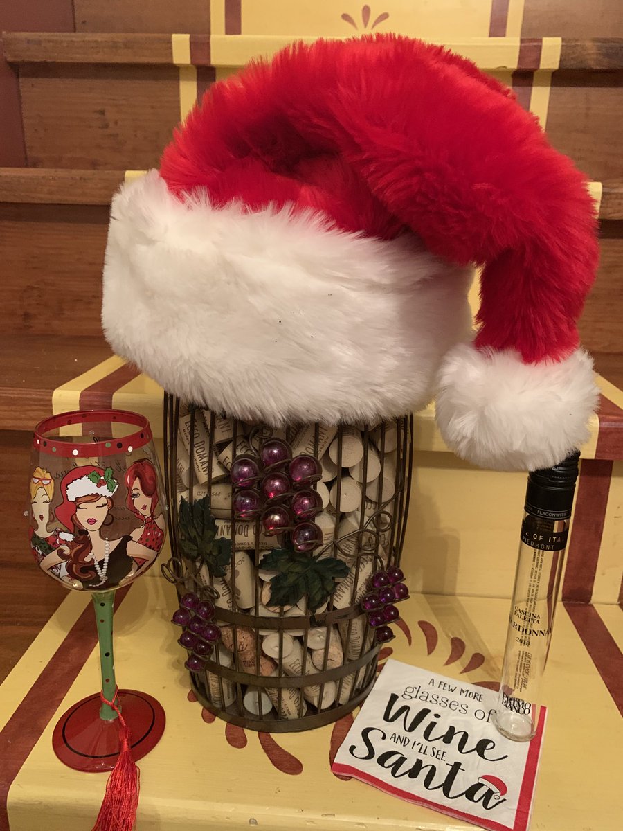 twin_cheermom4's tweet photo. Taste of Italy. CASCINA FALETTA. Chardonnay 2018. Primo Bianca. #night11 A few more glasses of wine and Iโll see Santa !! #12nightsofwine https://t.co/qqeUGJG928