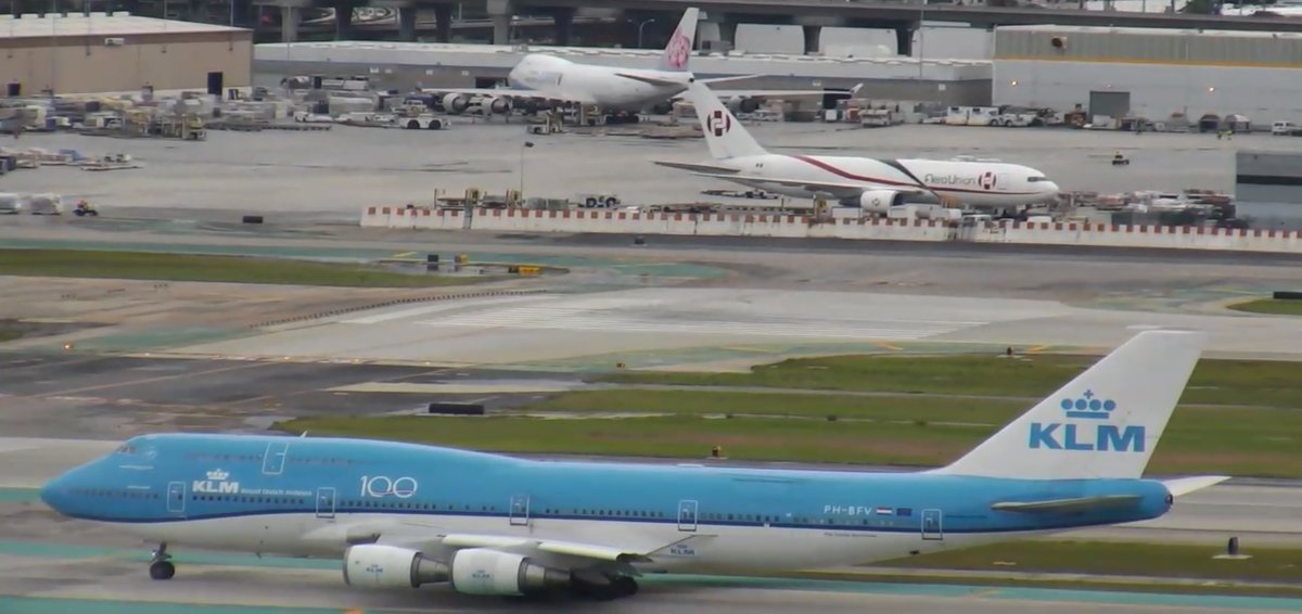 AirportWebcams's tweet photo. LIVE: LAX is back on Westerlies today. British Airways Boeing 747-400 G-BYGD just landed on 25L from London Heathrow as #BA283 as KLM 747-400M PH-BFV waits to depart from 25R to Amsterdam as #KL602.

Livestreams: https://t.co/tRnKAIK5FZ
#avgeek https://t.co/0HxW9aBLy2
