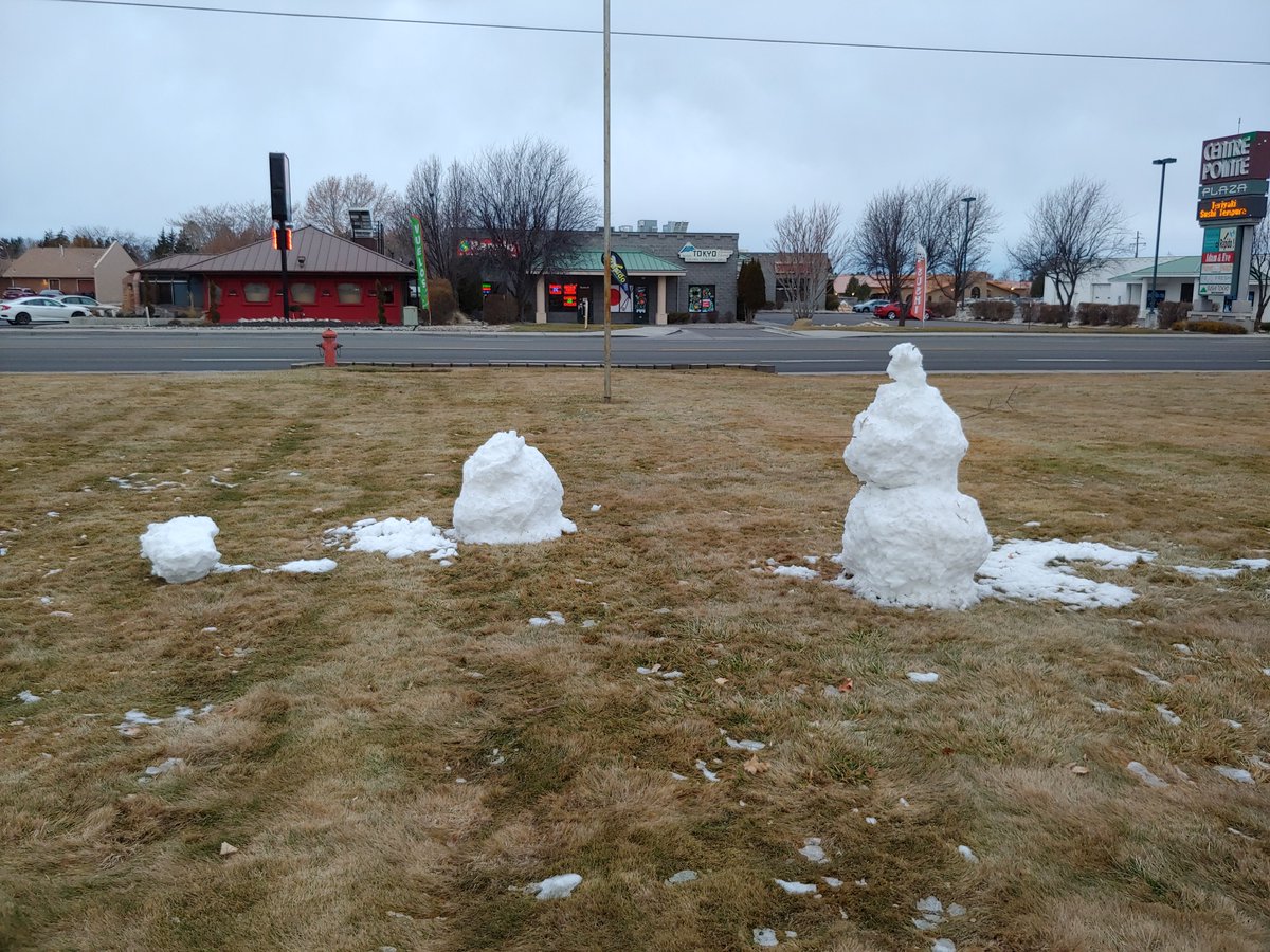 RyanDennisWX's tweet photo. My snowman's head was becoming really tiny, so I decided to use the head of the old, broken snowman as my snowman's new head. #LongLiveRyan'sSnowman https://t.co/9YSYxx64wp