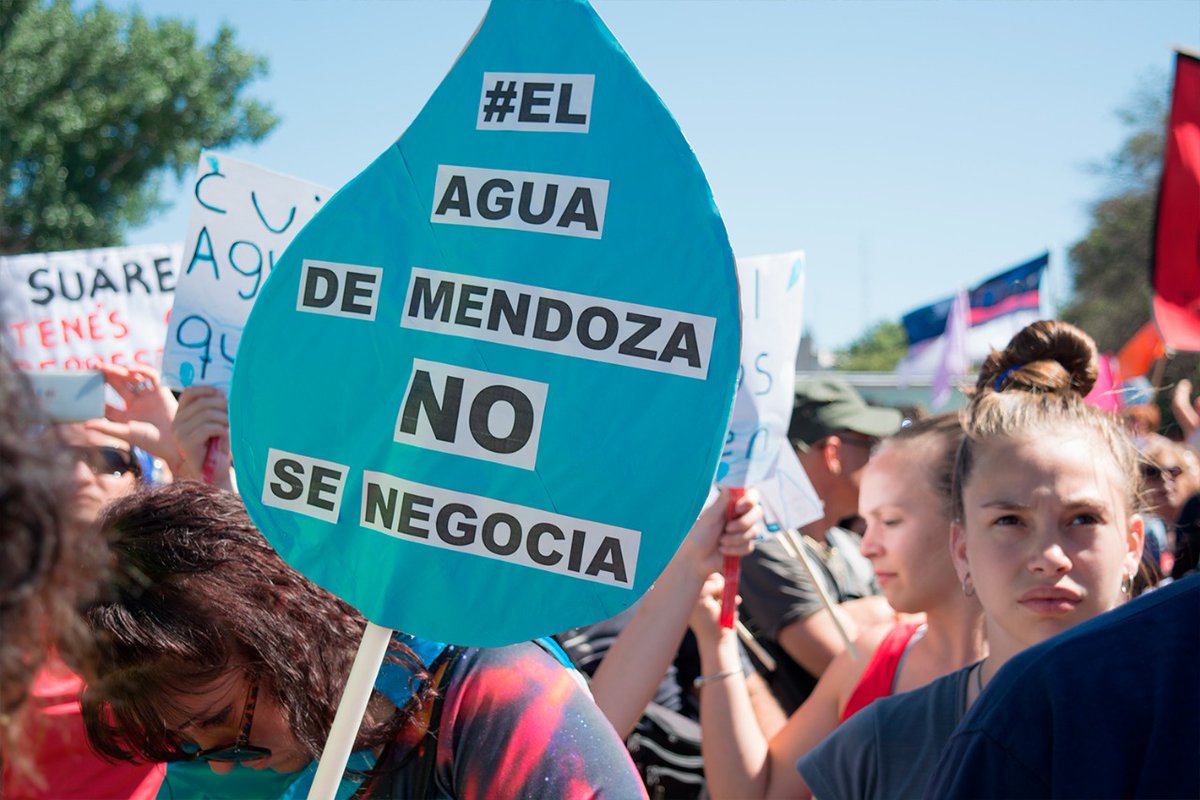 GreenpeaceArg's tweet photo. La modificación a la Ley 7722 en Mendoza abre un futuro incierto sobre los ríos y ambiente del país al permitir el uso de sustancias tóxicas en la minería #ElAguaNoSeNegocia #La7722NoSeToca https://t.co/8MdESGSDq3