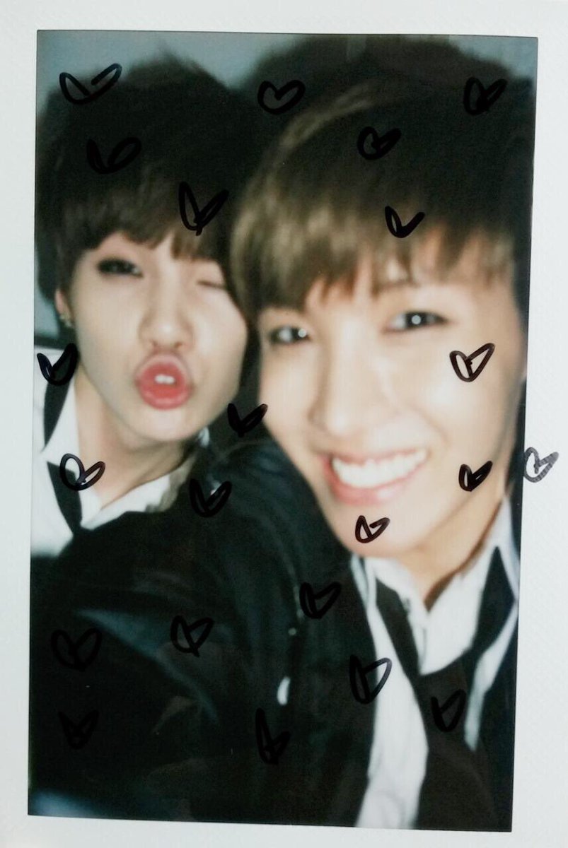sope_forever_'s tweet photo. 今日はクリスマスイヴ、SOPEが初めて出会った日です！
宿舎で一人毛布に包まり誰とも話さなかったというホソクに初めて話しかけたのは紛れもなくユンギでした。
もしかたら当時ホソクにとっての"希望"はユンギヒョンだったのかもしれませんね…😭😭 https://t.co/fkDHKsODjg