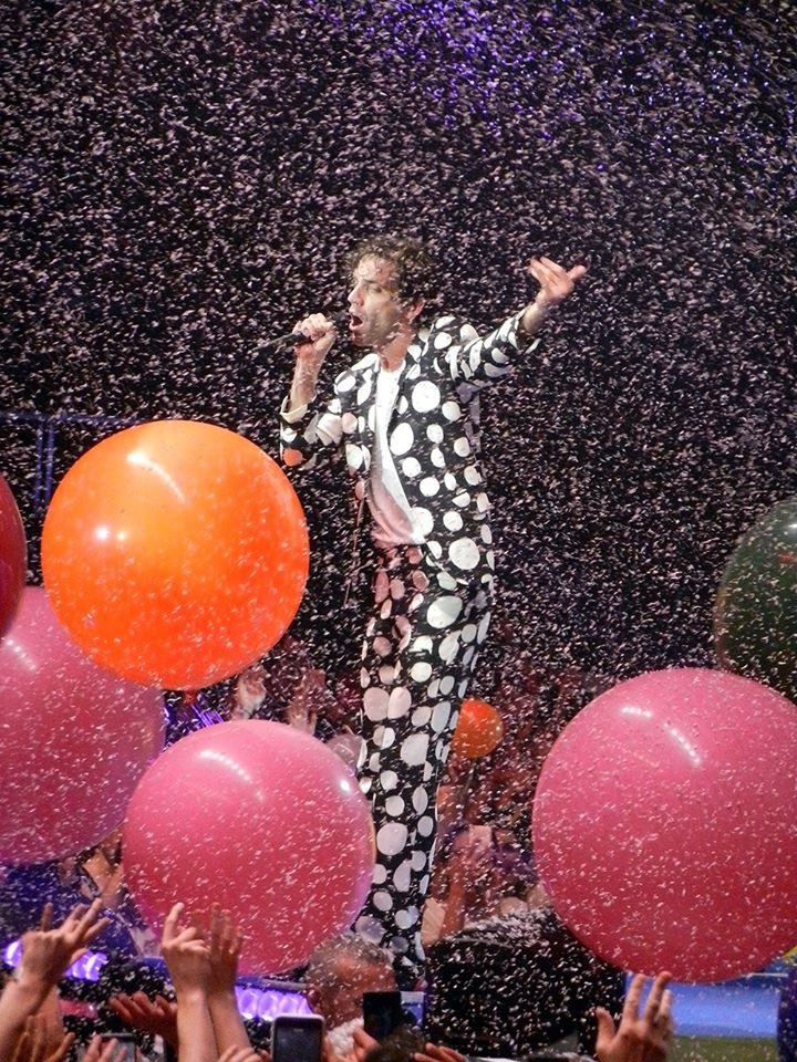 Mika #colors #balloons #revelationtour #bercyparis 🔴🟣🔵🟢🟡🟠