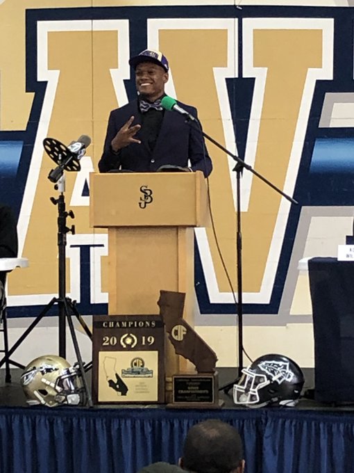 edwardtorre's tweet photo. Video of James' speech on Signing Day...#BoscoFootball #BraveToHusky #OnceABraveAlwaysABrave
@JamesSmith_4
📽️➡️https://t.co/MpStPf3Ebh https://t.co/D4zKbELTYc