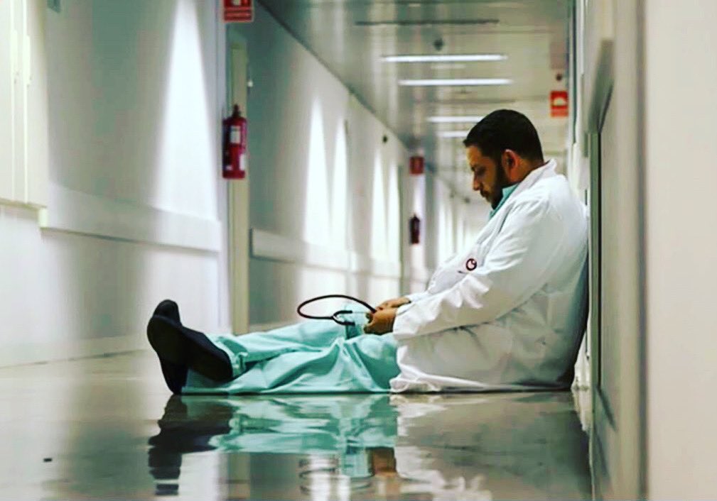 Hoy, después de 12 años como médico de urgencias, me he sentido moralmente derrotado, con apenas fuerzas para llegar al final de turno.
Hoy he visto muchos pacientes con enfermedades oncológicas terminales, muchos sueños rotos, familias destrozadas.