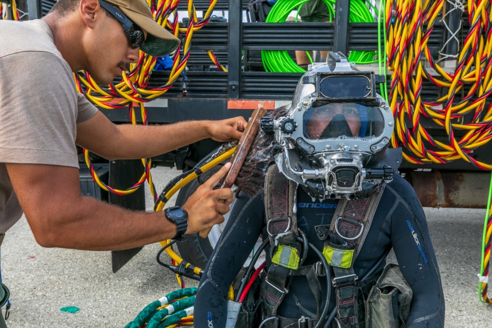 USPACOM's tweet photo. Sailors from Underwater Construction Team #UCT2 perform maintenance on Naval Base Guam wharf. @USPacificFleet #readiness #FreeandOpenPacific https://t.co/g75sqxFR0K