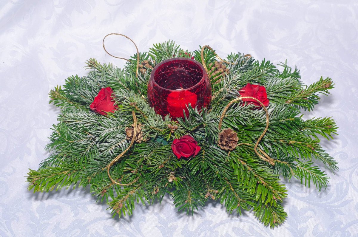 LambieKeke's tweet photo. #GlutenFree cupcakes now out the oven. Regular #cupcakes now in the oven. So while they are baking I'll share photos of my #Festive #centrepieces. First time I've made them using fresh flowers and foliage. #NotBadForAFirstAttempt https://t.co/PDhLZQirZM