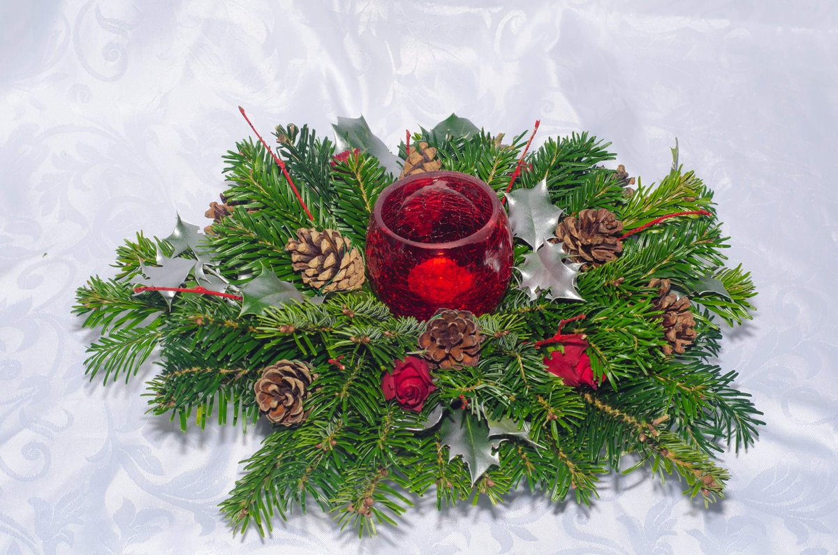 LambieKeke's tweet photo. #GlutenFree cupcakes now out the oven. Regular #cupcakes now in the oven. So while they are baking I'll share photos of my #Festive #centrepieces. First time I've made them using fresh flowers and foliage. #NotBadForAFirstAttempt https://t.co/PDhLZQirZM