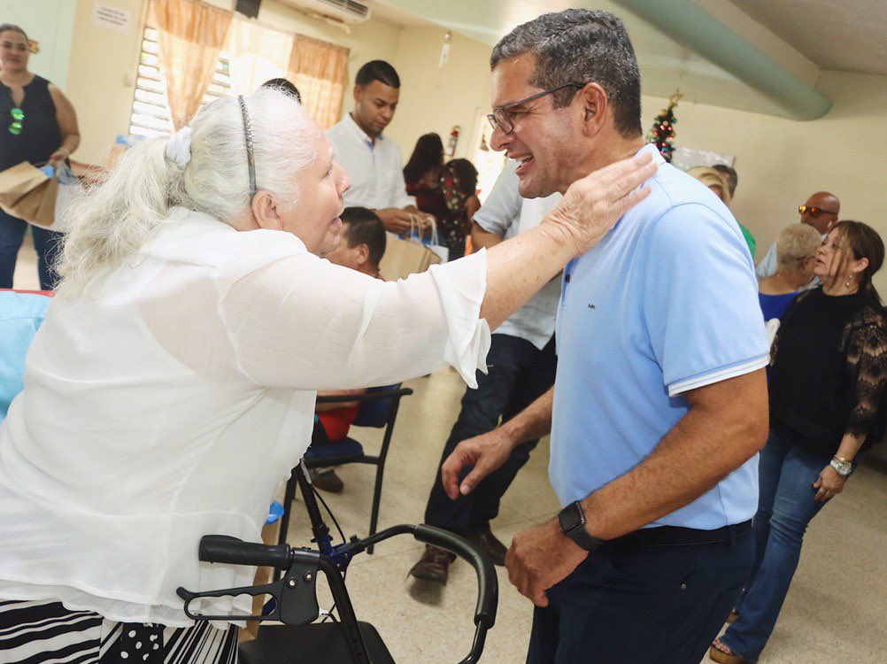pedropierluisi's tweet photo. Compartiendo el espíritu de la Navidad con un grupo de jóvenes de edad dorada junto a Juan Oscar Morales y Victor Parés. #NavidadPresente #EdadDoradaPresente #JuanOscarPresente #VictorPresente https://t.co/t4GWLG9Qe1