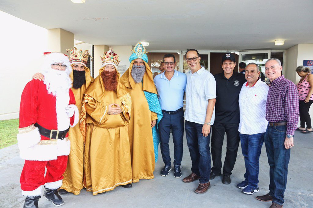 pedropierluisi's tweet photo. Compartiendo el espíritu de la Navidad con un grupo de jóvenes de edad dorada junto a Juan Oscar Morales y Victor Parés. #NavidadPresente #EdadDoradaPresente #JuanOscarPresente #VictorPresente https://t.co/t4GWLG9Qe1