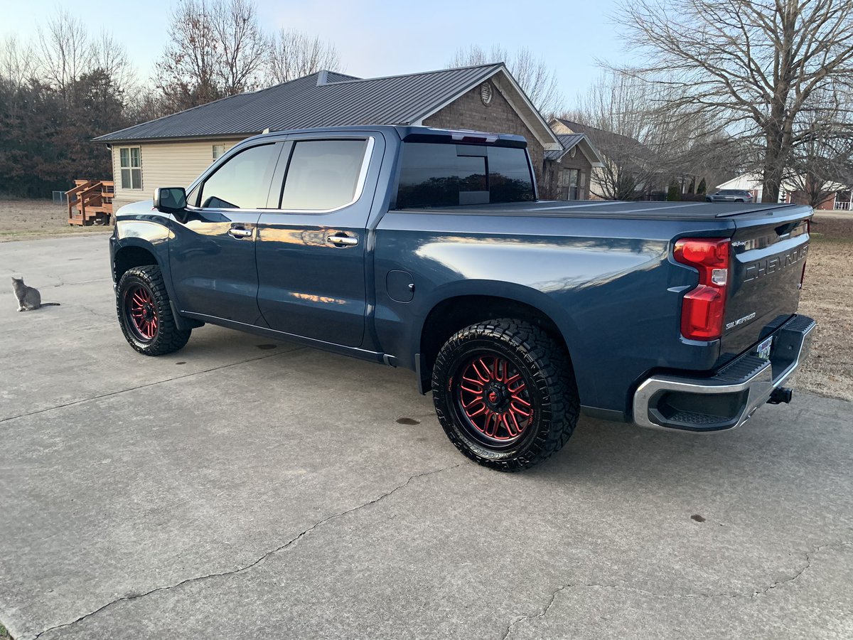 DocMGWatsonSHS's tweet photo. Ain’t gonna lie—when my truck is clean, my truck is CLEAN. 😂 https://t.co/MtFHnu0GzM