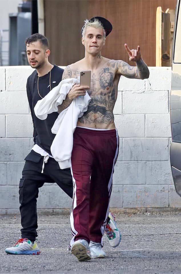 Valegumz's tweet photo. Santa Claus no es real pero lo que si es real es que #BieberIsBackTOMORROW https://t.co/2dRhvjAvgg