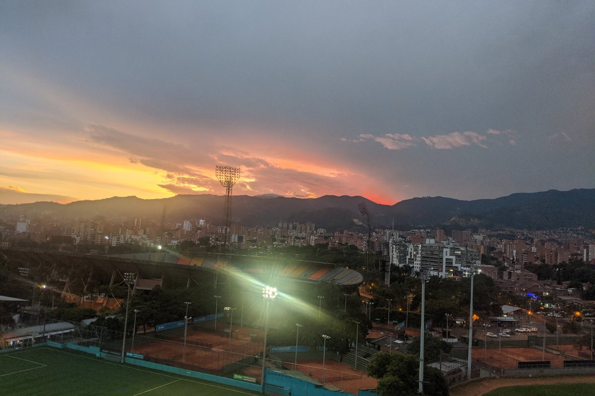 #CielosDelValleDeAburrá | 🔥 Cielo de fuego de esta tarde. 

Postales decembrinas. 

#Atardecer #CieloNaranja #MontañasDeAntioquia #Medellín