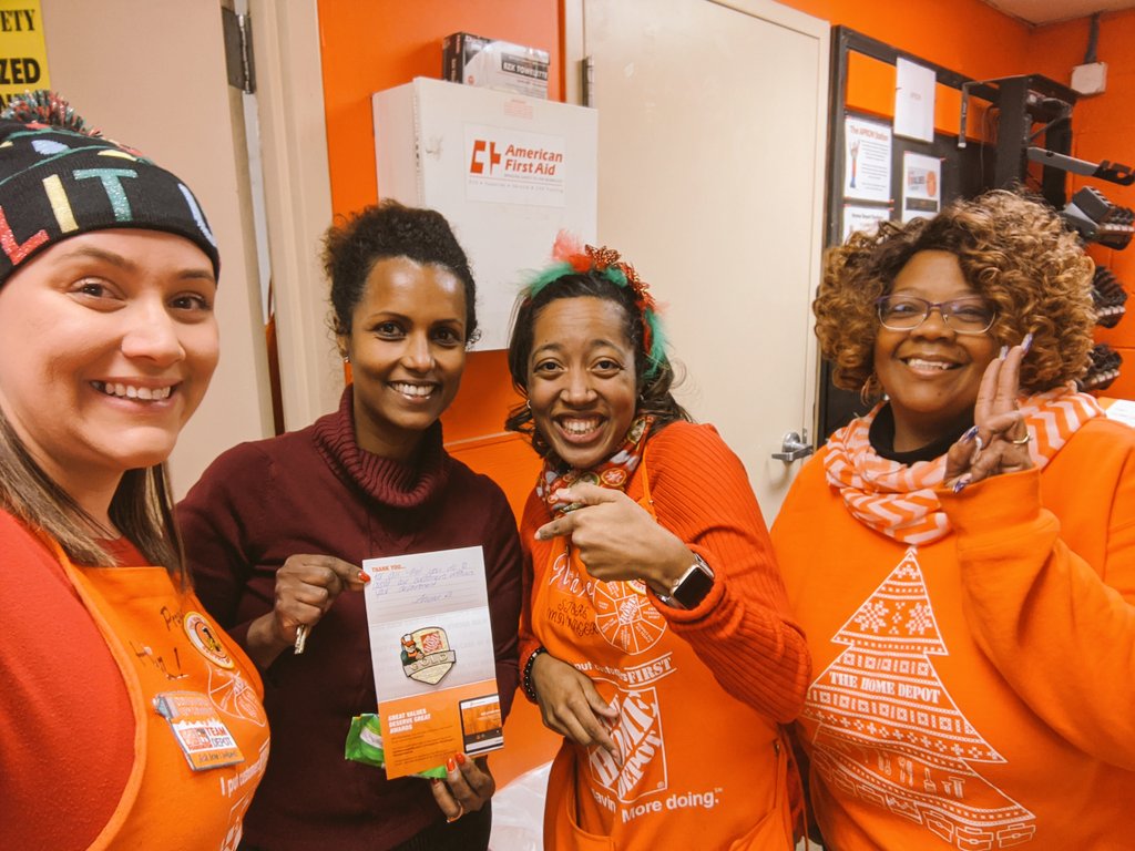 THDFox's tweet image. 🤩 #GoldStatus for our new Specialty DS, Hermela 🧡 She is truly an example of #whatgoodlookslike &amp;amp; bleeds orange at #MA4640 daily! #HomerTime #AssociatetoDS #Promotion @AnyaeBailey @itsscamella @Purplelady4640 @CollazoH