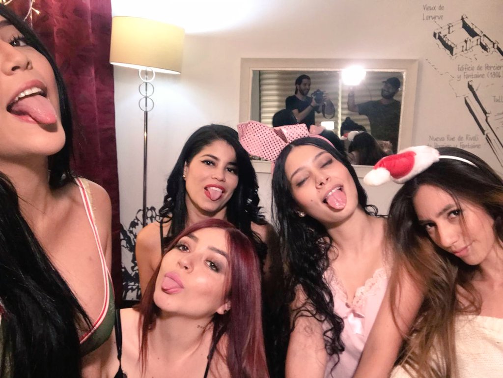 YessikRabbit's tweet photo. Sesión de fotos y video navideño🥰🥰 con @Hadaxssah @SinthyaDeGal @MillyCollinscam @cata_uribekm @Modelsmaster2 @promolatina https://t.co/2HFeOxsZVq