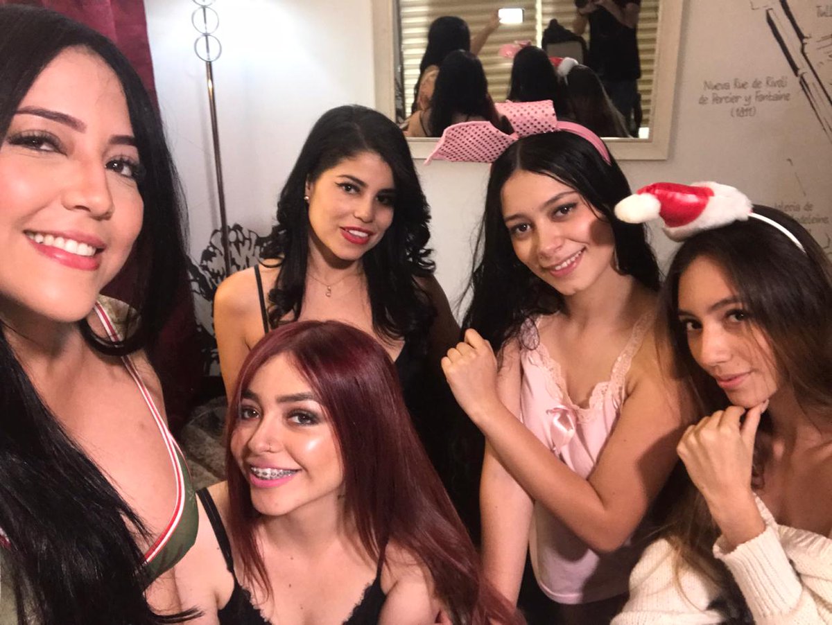 YessikRabbit's tweet photo. Sesión de fotos y video navideño🥰🥰 con @Hadaxssah @SinthyaDeGal @MillyCollinscam @cata_uribekm @Modelsmaster2 @promolatina https://t.co/2HFeOxsZVq