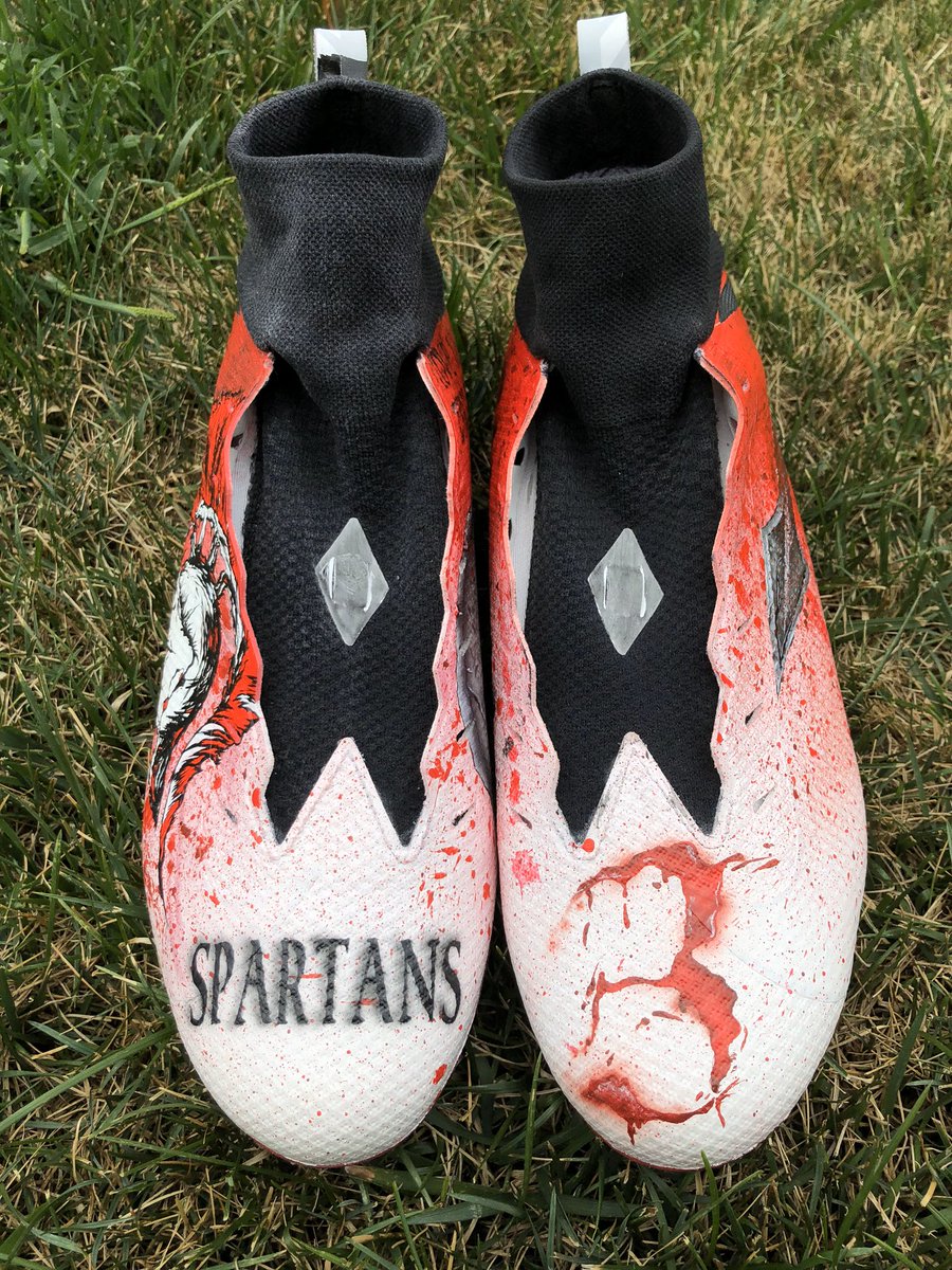 JHrusovsky's tweet photo. Custom painted home and away  #football cleats for a young #highschoolfootball star #hrusovskyscustomkicks #spartans #NIKEFOOTBALL #jacquardpaints #customcleats @JacquardProduct @usnikefootball #sparta #idyepoly #spear #spartanhelmet #blood https://t.co/KlIPZx7E5u