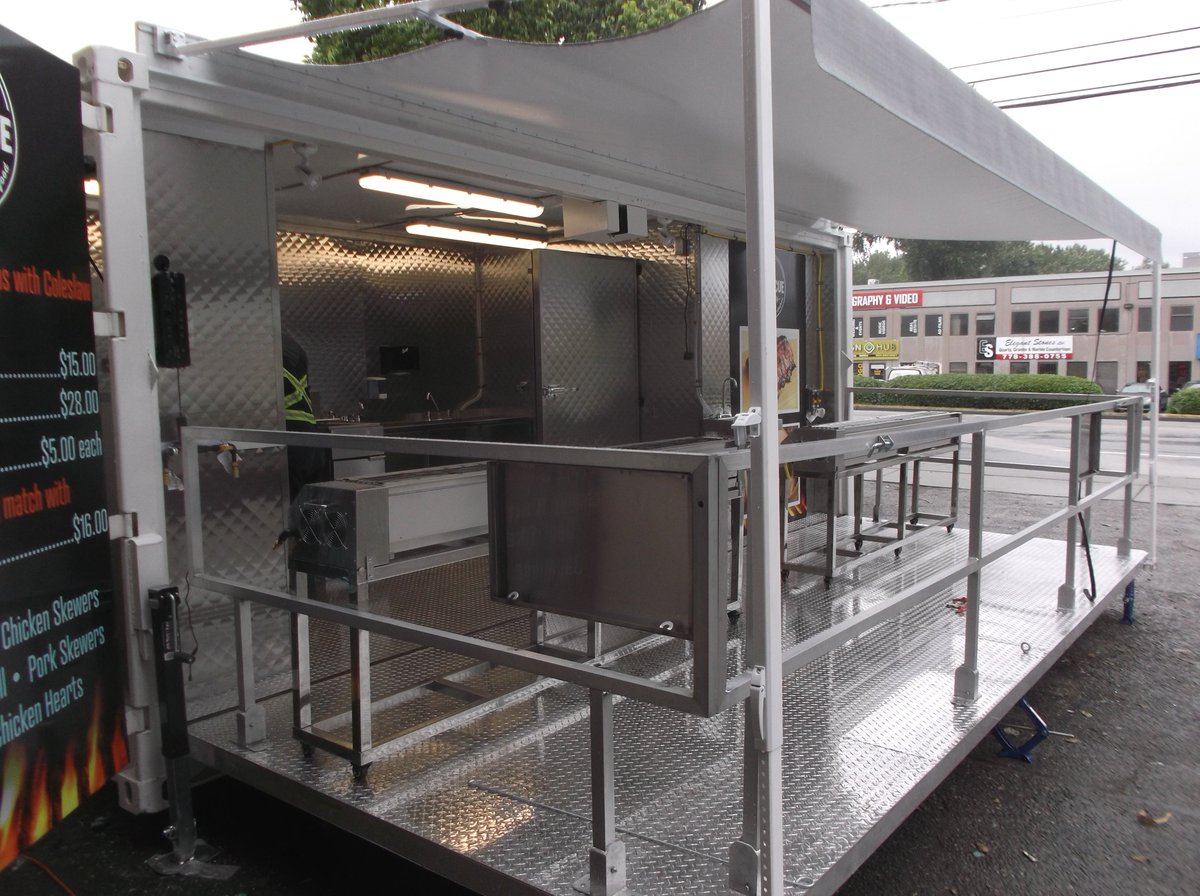 StreetFoodRpt's tweet photo. This is the latest edition to the Tin Lizzy fleet of #mobilecatering units. This #containerkitchen will be serving up #KoreanBBQ. Check them out if you get a chance. #foodtrucks #mobilevending To discuss your #StreetFood needs email glen@foodtruckkings.com https://t.co/Khz1g7e0jF