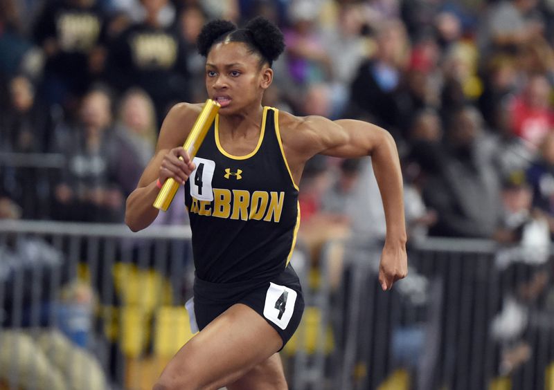 jcalvinmeyer's tweet photo. The @hcpss_mhhs girls and the @HowardHighTF boys teams led the way for Howard County schools at the Winterfest Invitational. Sierrah Matthews stood out in the competitive meet by finishing in the top three in all four of her events. STORY &amp; RESULTS: https://t.co/CWwar6IQpl https://t.co/SrzWh2SwZK
