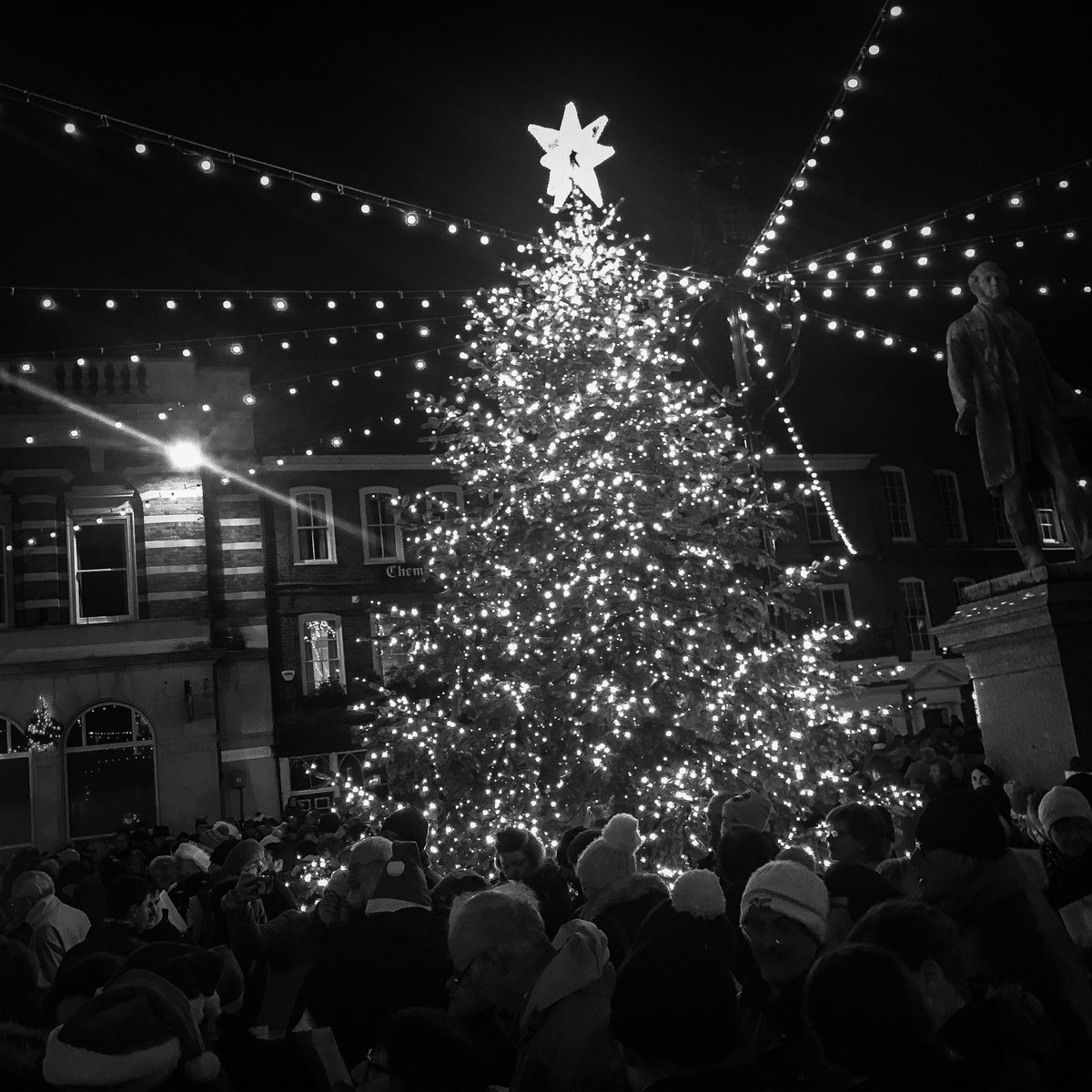 Another wonderful festive treat ~ singing #carols around the #ChristmasTree in the marketplace tonight @destinationroms  @michelmershband @moreRomsey #Romsey #Hampshire in aid of @Rotary #charity George’s Trust  #fundraising #communityspirit #ChristmasEveEve #ChristmasCarols