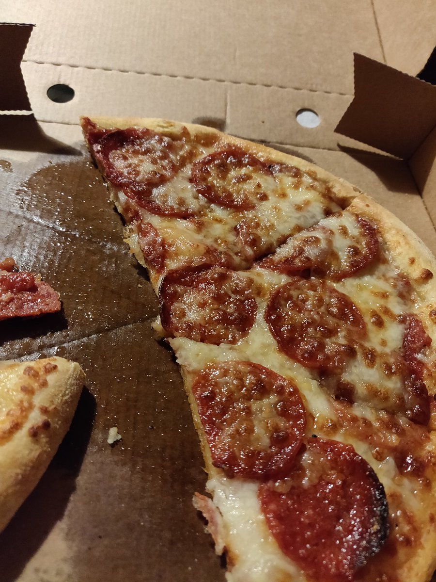 k00249705's tweet photo. #100sonas too sick for 12 pubs so I took defeat like a man and bought myself a dirty greasy pizza #somehashtag https://t.co/Ae2afyKgAP