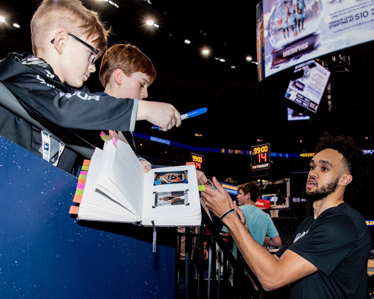 spurs's tweet photo. shoutout to our #SpursFamily on the road ✍️ https://t.co/x01NIxmwgQ