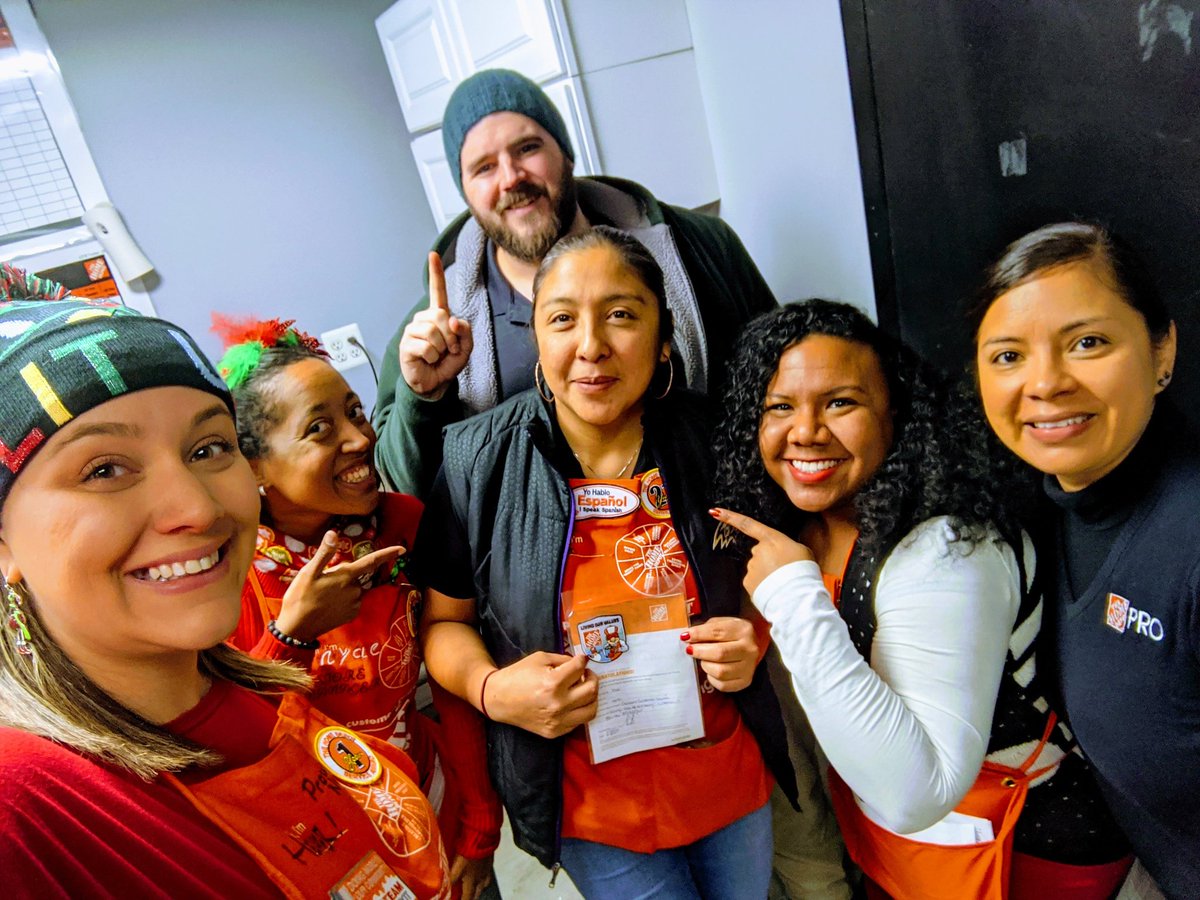 THDFox's tweet image. Words cannot describe how amazing our MAS Geo is 🤩 Recognized today for #GivingBack to our community, but she always #takescareofourpeople 🙌 Thank you for all you do, Geo 🧡 @AnyaeBailey @itsscamella @JDorseyTHD @THDLily_Powell @CollazoH @JamesH4640