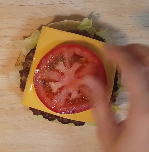 케찹으로 사이퍼즈의 "C"를 뿌린 뒤, 아무도 보지 못하게 토마토로 빠르게 덮어주세요..