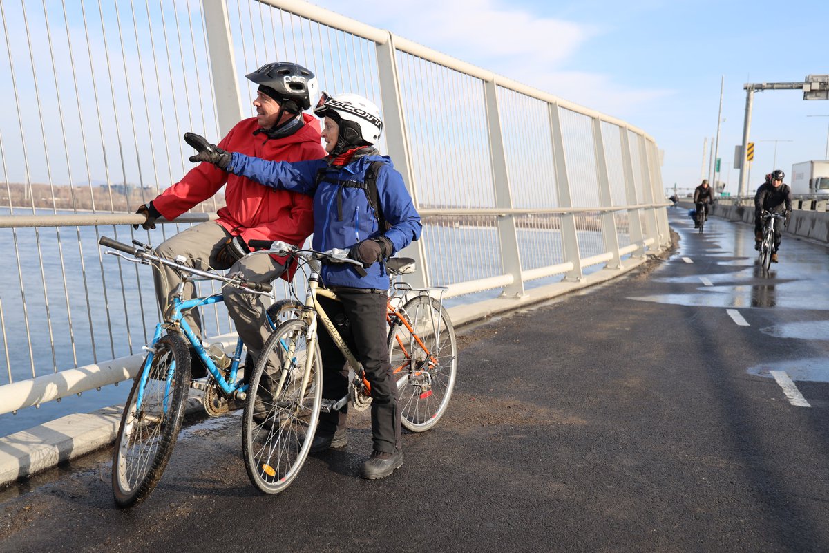 SDeChamplainMTL's tweet photo. La piste multifonctionnelle est officiellement ouverte.

À pieds ou à vélo vous pouvez maintenant traverser le fleuve sur le pont Samuel-De Champlain en toute saison! https://t.co/UFkRo61Zlw