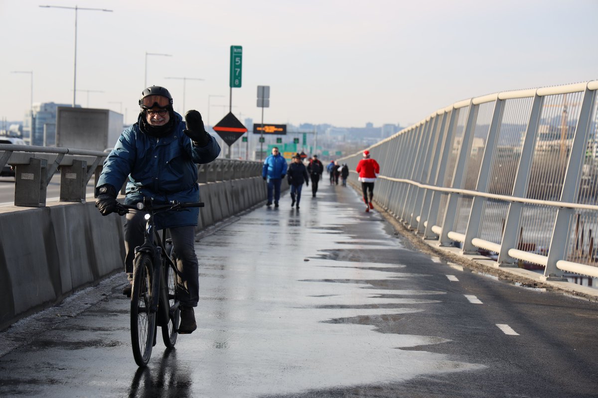 SDeChamplainMTL's tweet photo. La piste multifonctionnelle est officiellement ouverte.

À pieds ou à vélo vous pouvez maintenant traverser le fleuve sur le pont Samuel-De Champlain en toute saison! https://t.co/UFkRo61Zlw