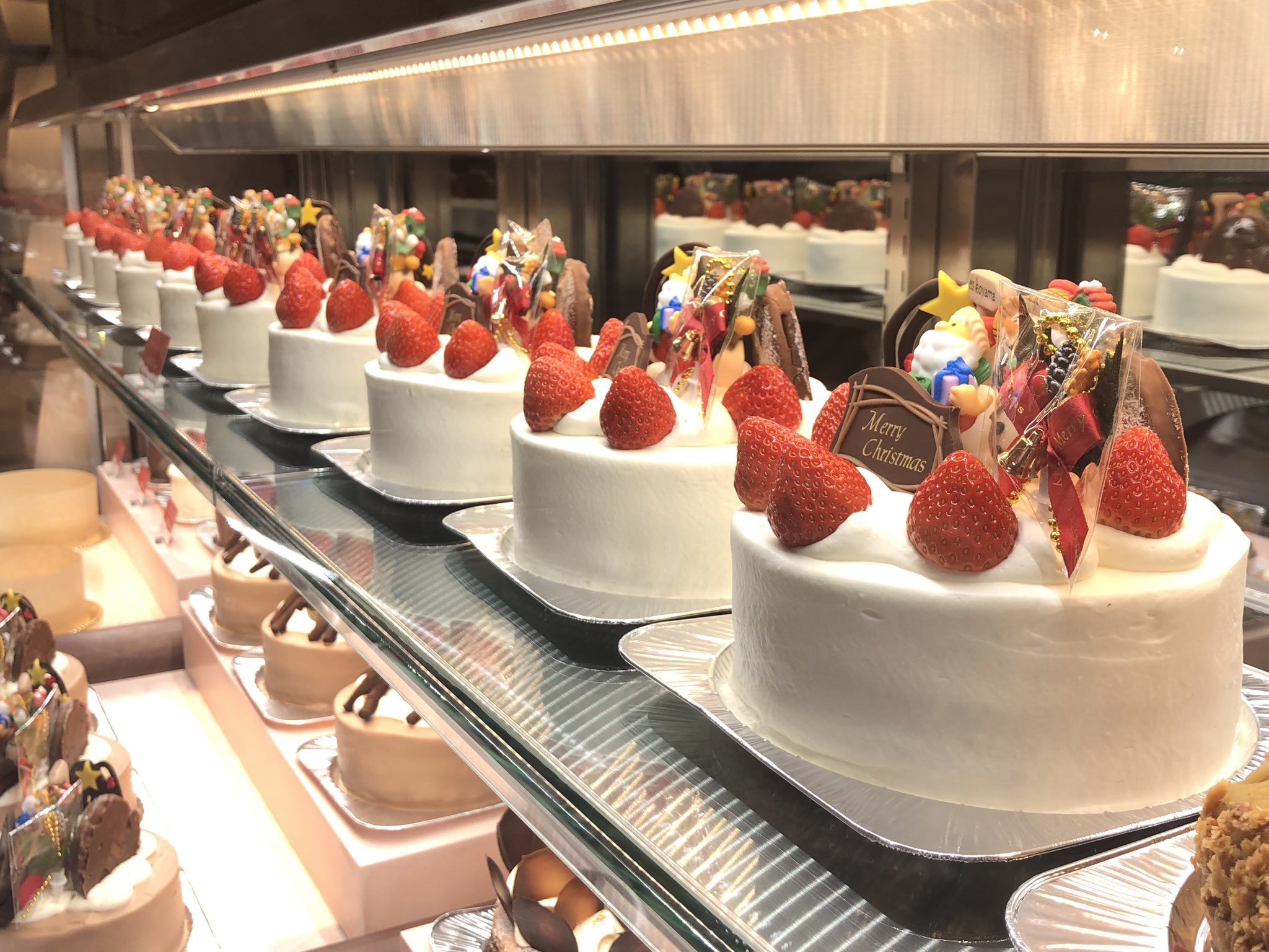 パティシエ エス コヤマ広報室 Twitter પર エスコヤマでは ご予約いただきましたクリスマスケーキを特設会場にてお渡しさせていただいております T Co Ahvsekbx4c Twitter