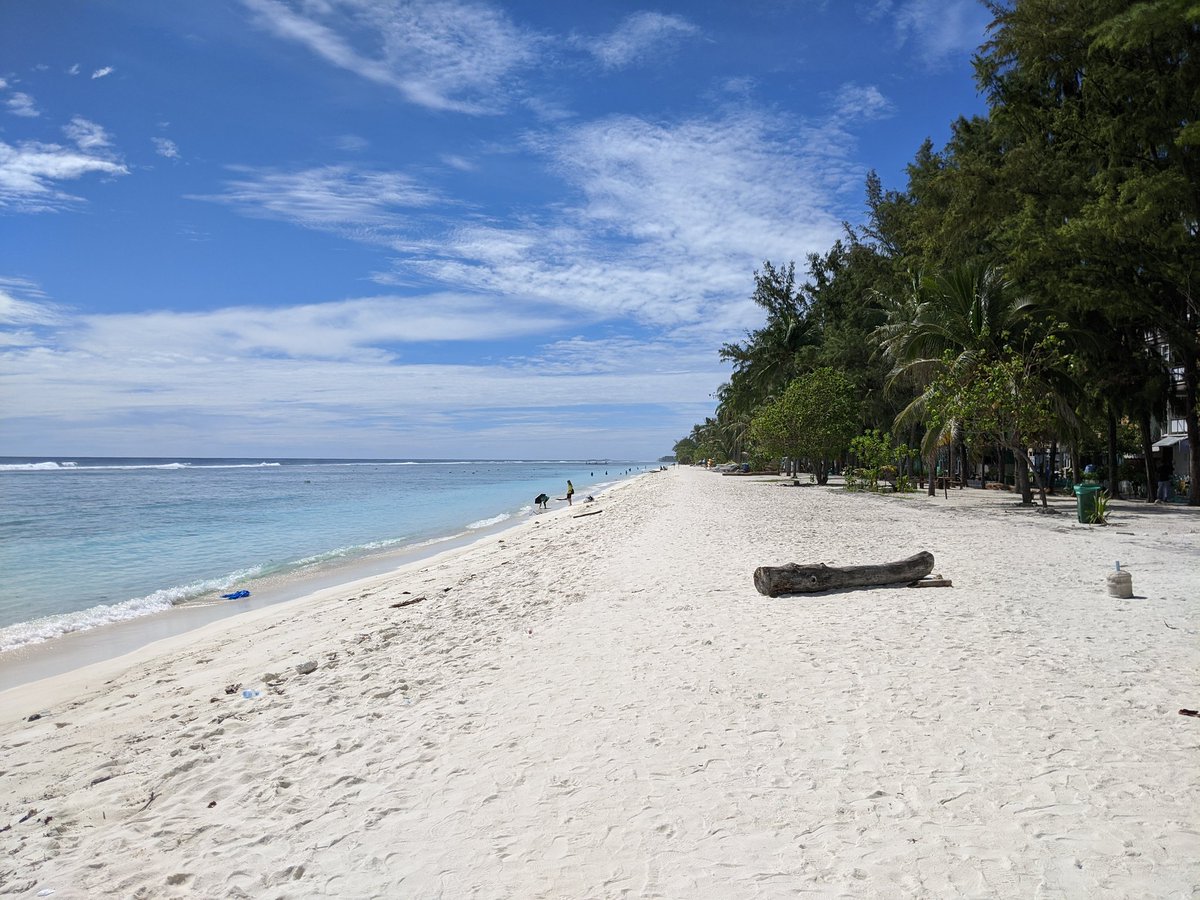 waddey's tweet image. Hulhumale beach without those cafes. 😍