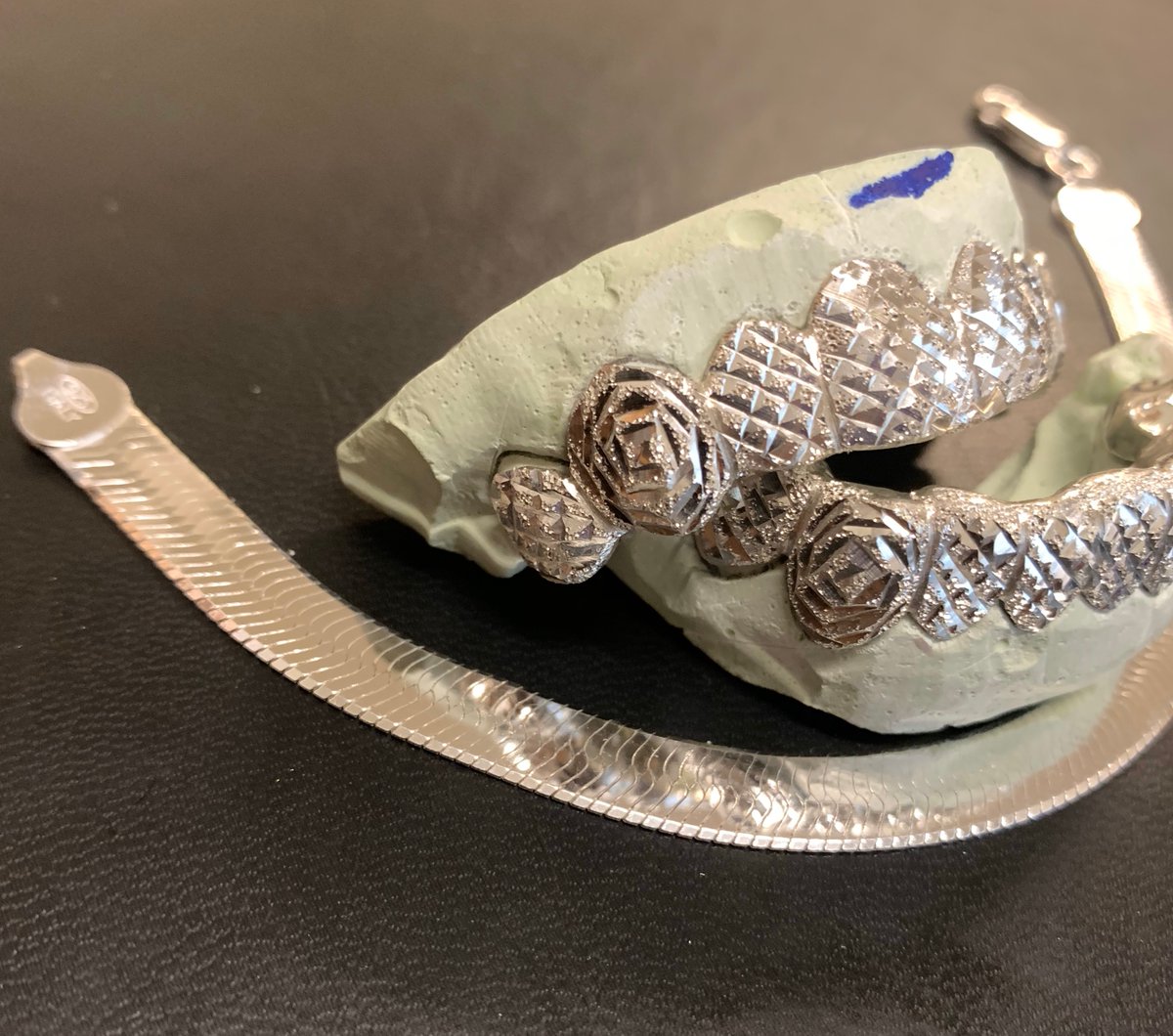 206goldgrills's tweet image. Winning combination‼️ 🌹🥇 #GoSeeFRED #RoseCuts #HerringboneBracelet (= $550 total)