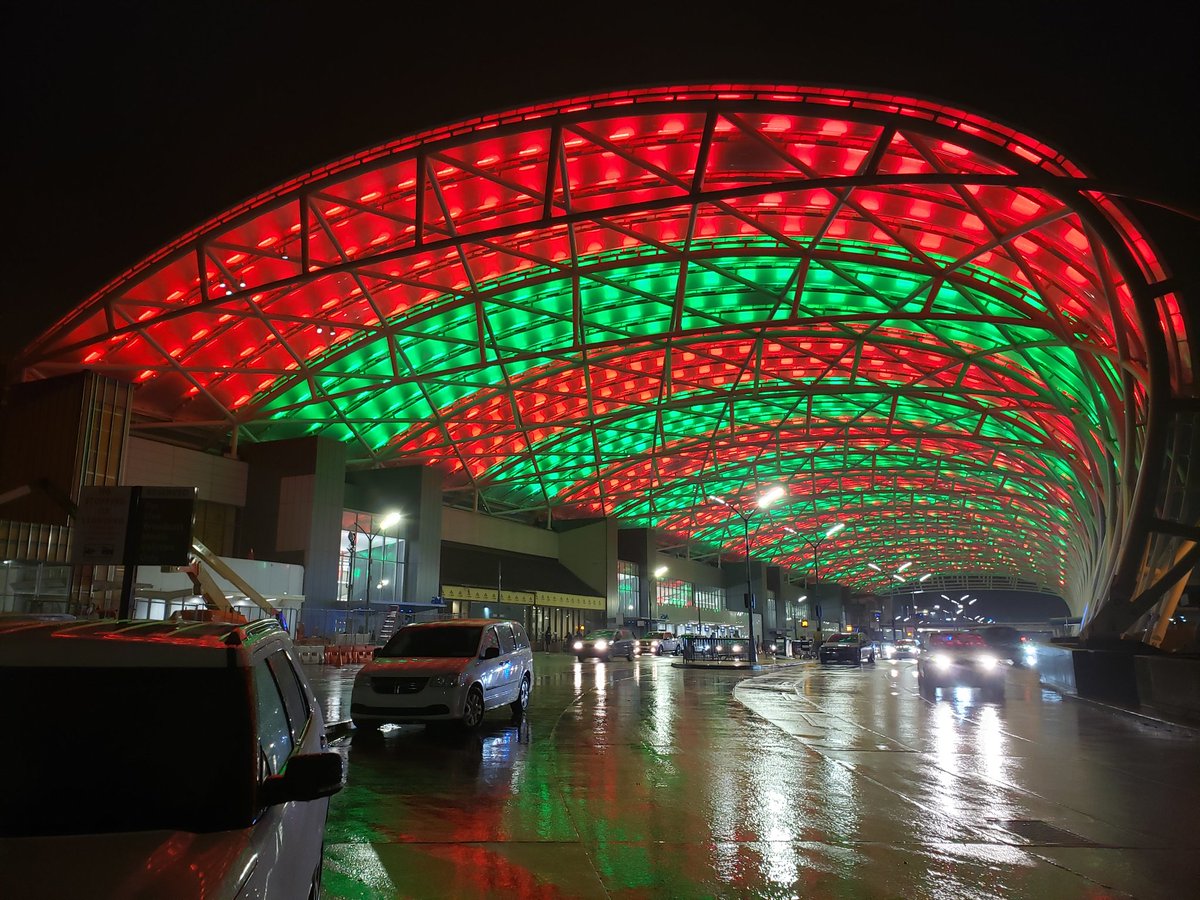 mmoorefox5's tweet image. The north canopy at Hartsfield-Jackson International Airport lights up in vibrant Christmas colors to welcome visitors to Atlanta. @FOX5Atlanta @GoodDayAtlanta @HartsfieldATL