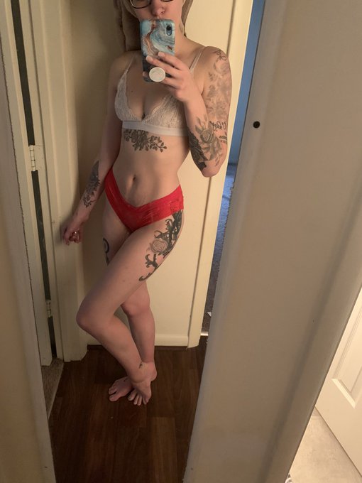 Got my Santa outfit 🎅🏻🎅🏻! What do your holiday underclothes look like? https://t.co/2tyVfqnsbd