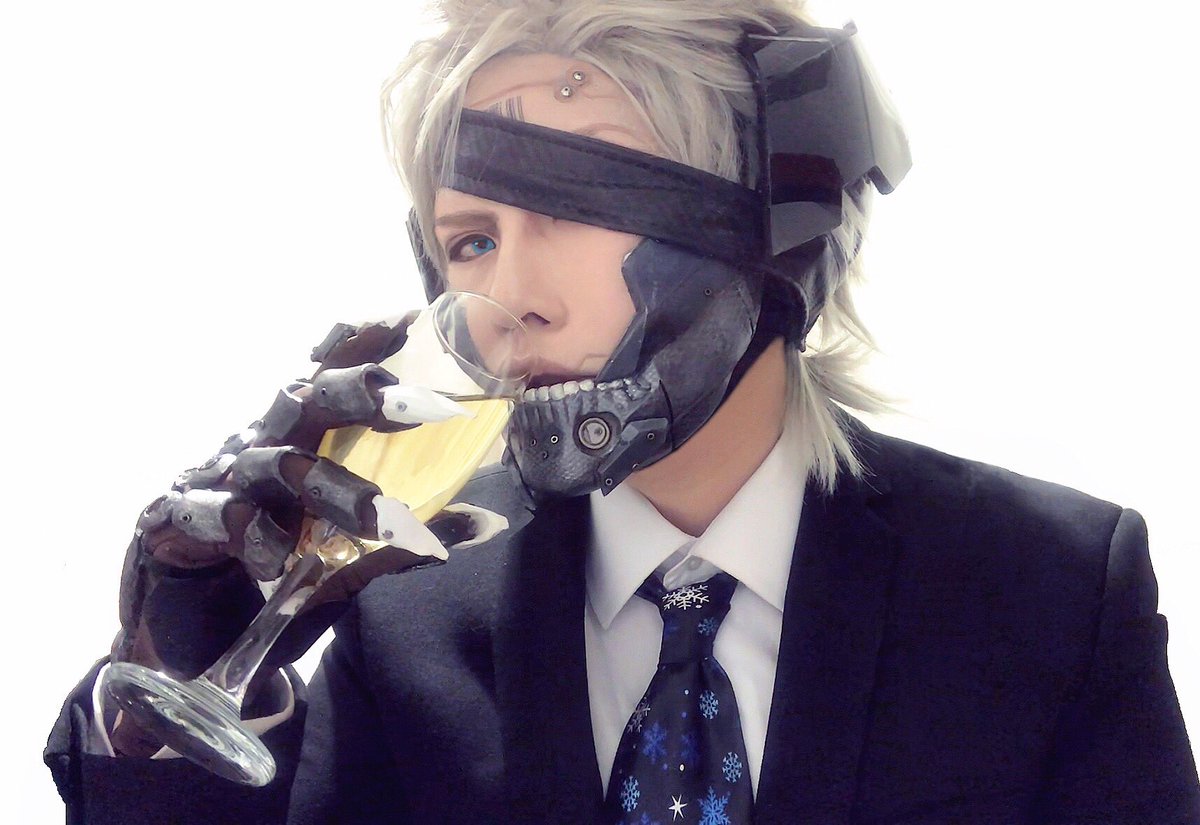 ShioriRaiden's tweet photo. Mr. Raiden dressed for the occasion!! Happy holidays!!🥂 #raiden #metalgearrising https://t.co/Fx7cHp2H7s