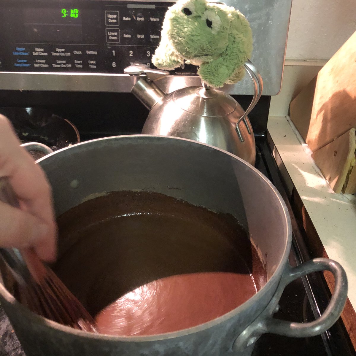 Emm_Katie's tweet image. Making fudge the hard way!!! But it’s so worth it!! 😋 🤤

#lilfroggie #cooking #makingcandy #homemade #fudge #madefromscratch #homemadefudge #hersheys #hersheyscocoafudge #hersheysrecipe