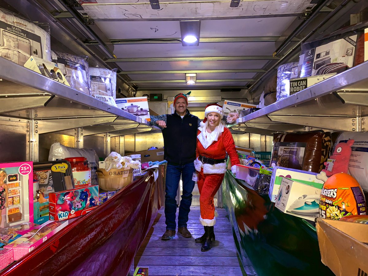 NilesShawna's tweet photo. Did someone say All support staff be ready to help deliver? Not sure who Sergio’s knows however he managed to get Mrs. Clause &amp; her helpers out delivering to the The Center for Transforming Lives. @SergioC35892785 @ftw_preload @nicholasewest @hill_deryl @Rich65k @ChspFtw https://t.co/BhOy9sXlAC