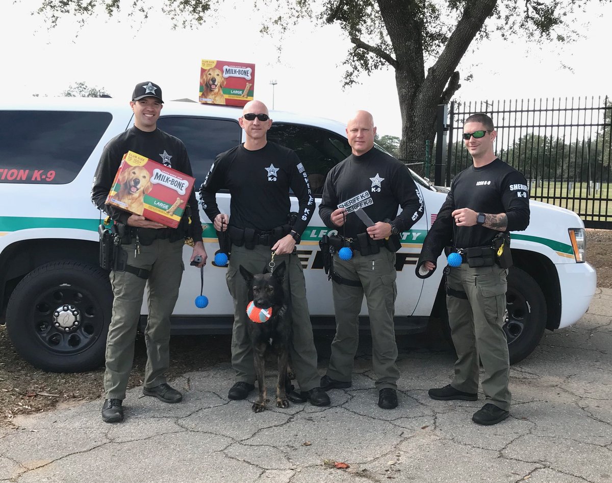 volalupi's tweet photo. This year I chose the #TallyPD, #LeonCountyPD and #FSU to adopt for Xmas. @Love4PoliceDogs was kind enough to get wishlists and deliver it all for me! I was able to get it all! Here is @K9Bane and some of the others sharing their gifts with me! https://t.co/GMfRefd4ra
